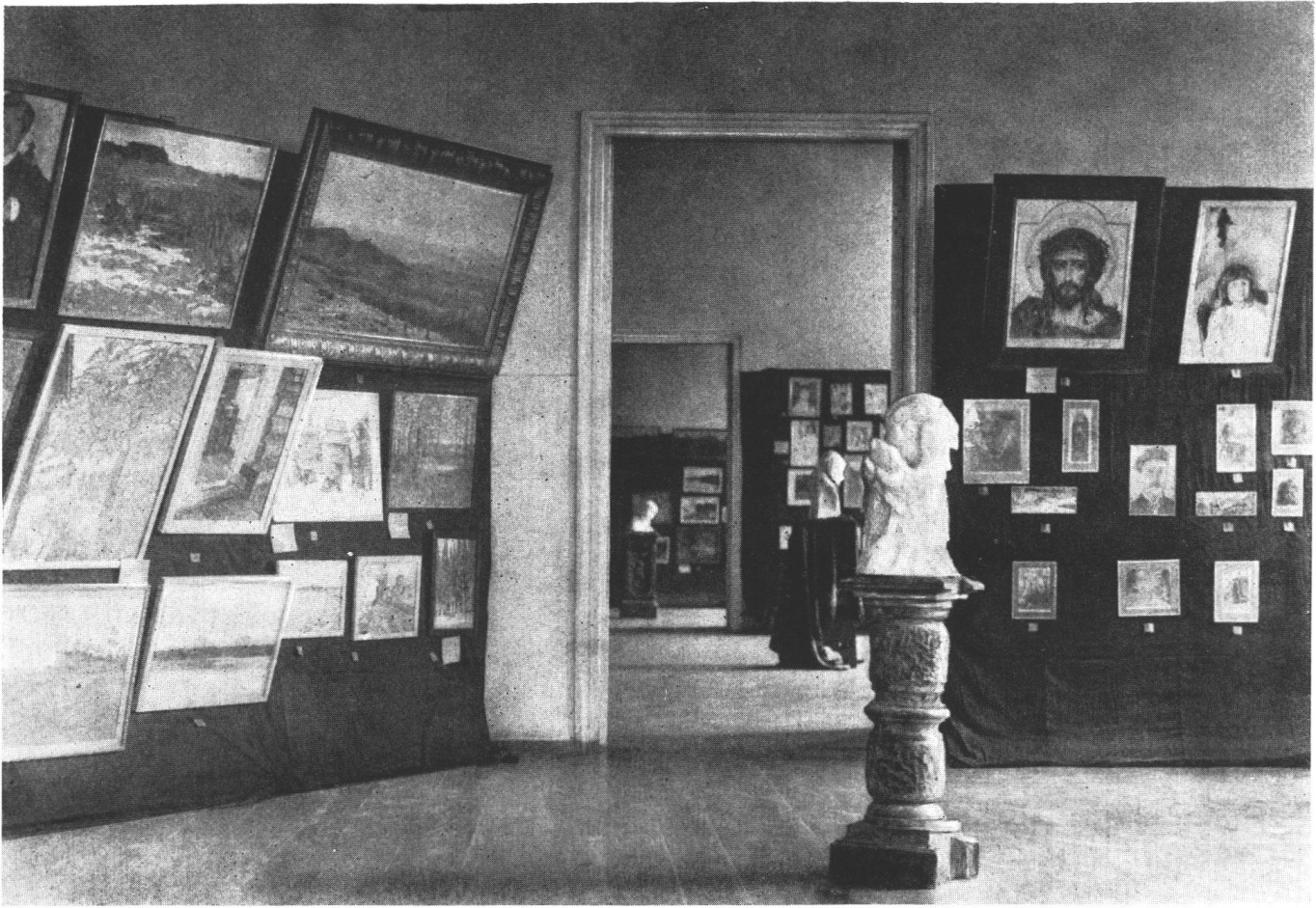 Общий вид зала X выставки «Союза русских художников» в Москве. 1913