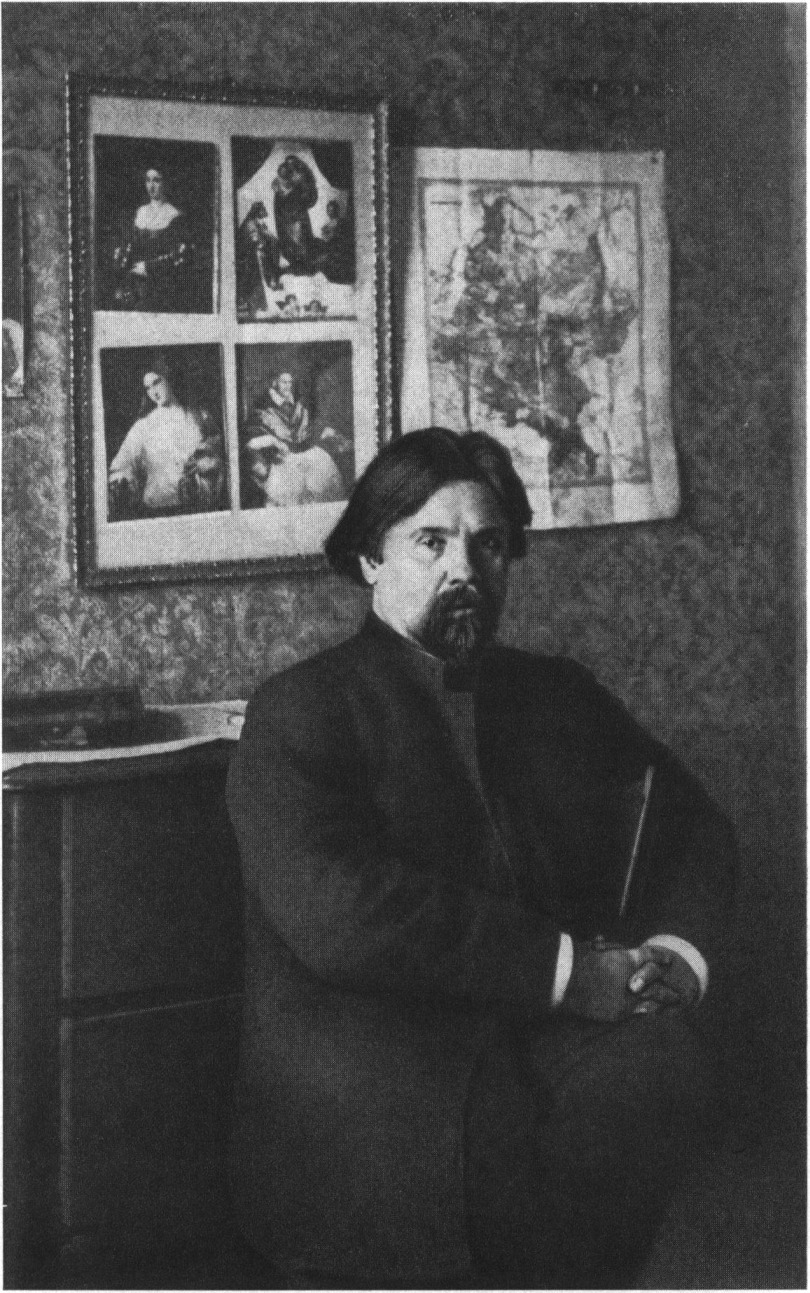 В.И. Суриков в своей московской квартире в Леонтьевском переулке. С фотографии 1904 г.