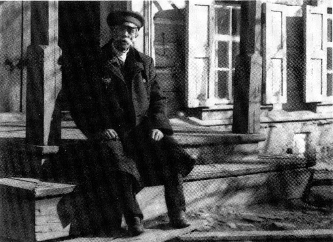 Александр Иванович Суриков на крыльце своего дома в Красноярске