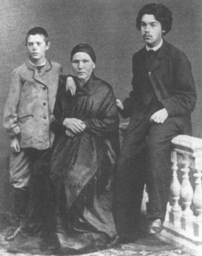 Василий Суриков (справа) с матерью и братом Александром — перед отъездом на учебу в Петербург. Фото. 1868 г.